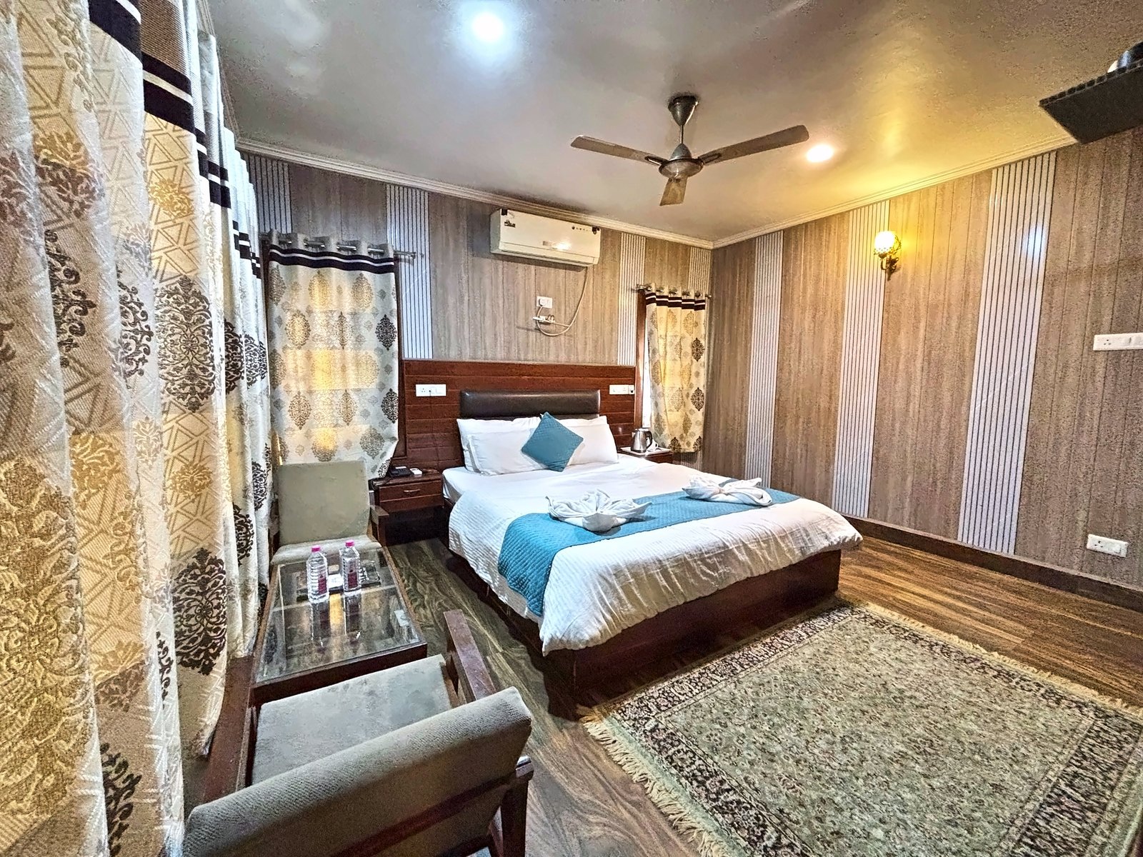 Deluxe Room bed and seating